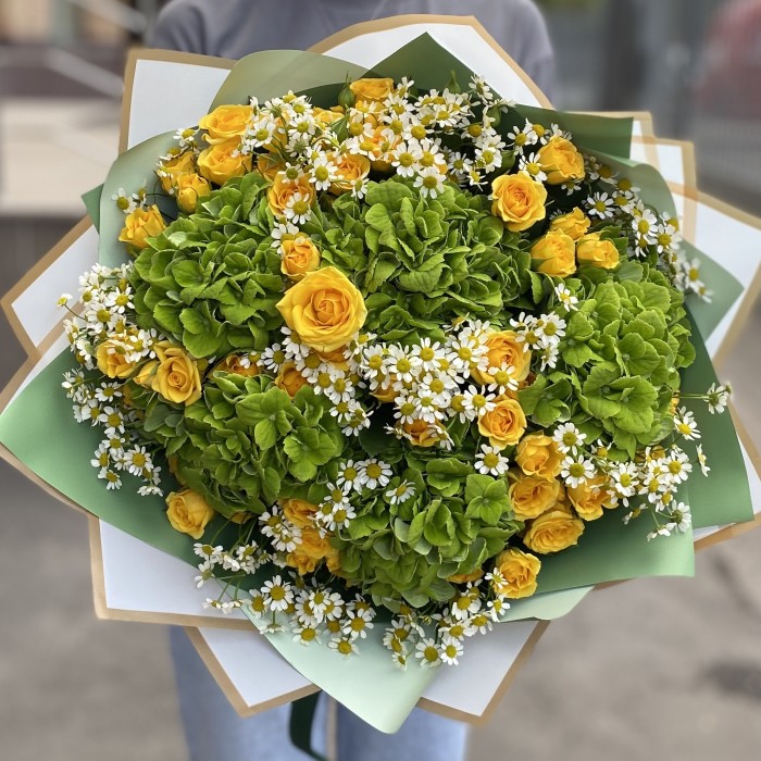 5 гортензий Дарк Грин с кустовой розой