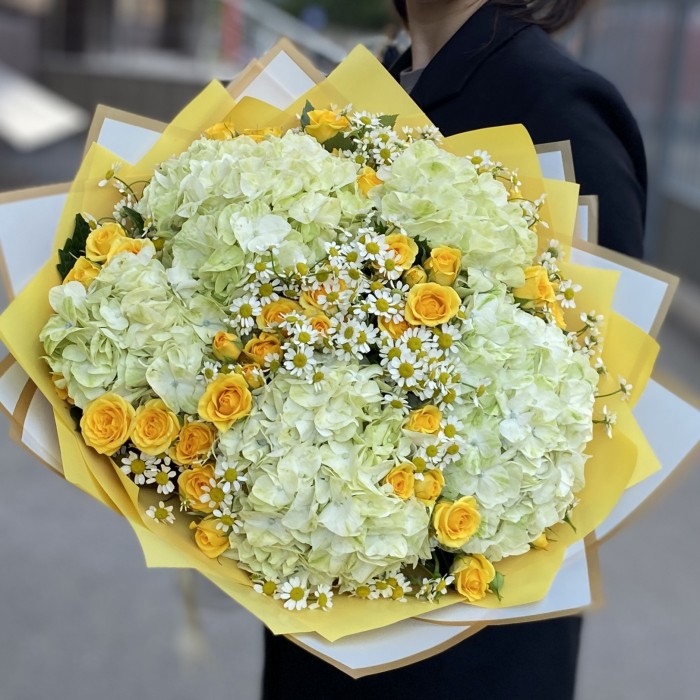 5 гортензий Лайм Грин с кустовой розой