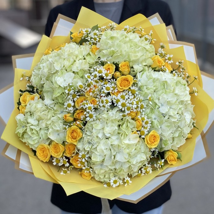 5 гортензий Лайм Грин с кустовой розой