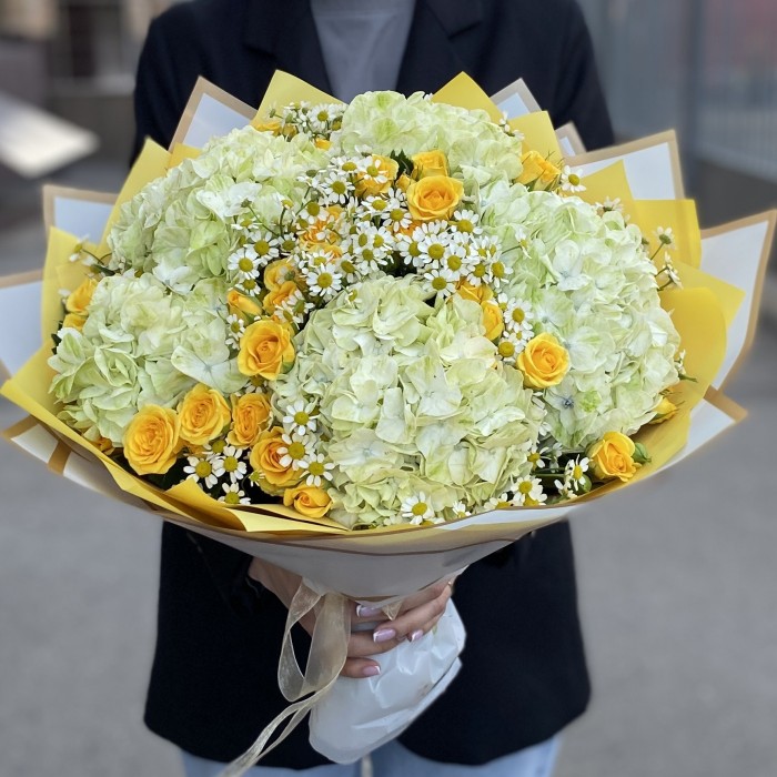 5 гортензий Лайм Грин с кустовой розой