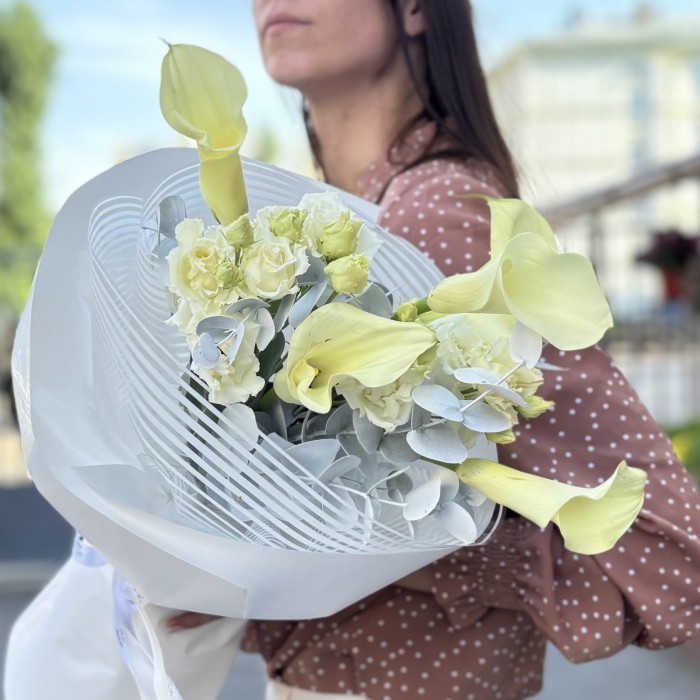 5 калл Шампань с эустомой