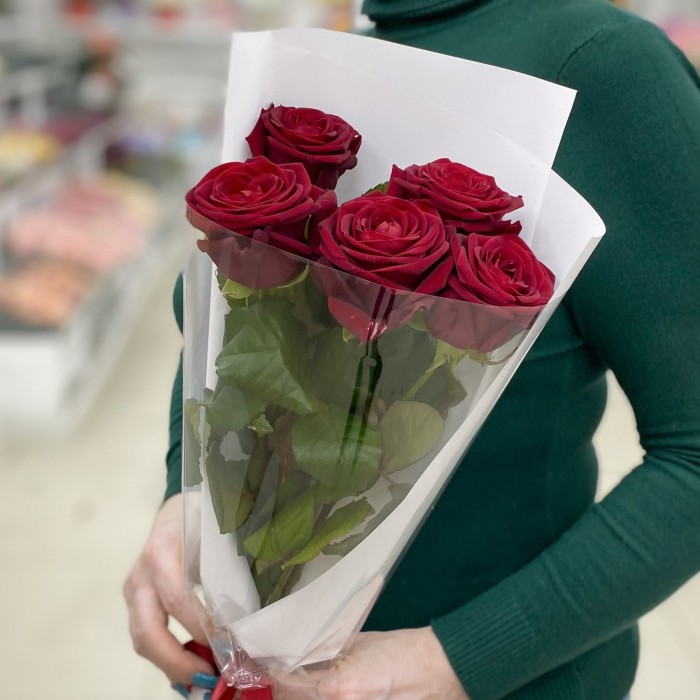5 красных ароматных роз в упаковке
