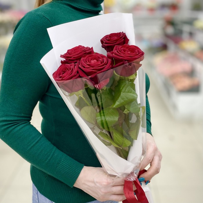5 красных ароматных роз в упаковке