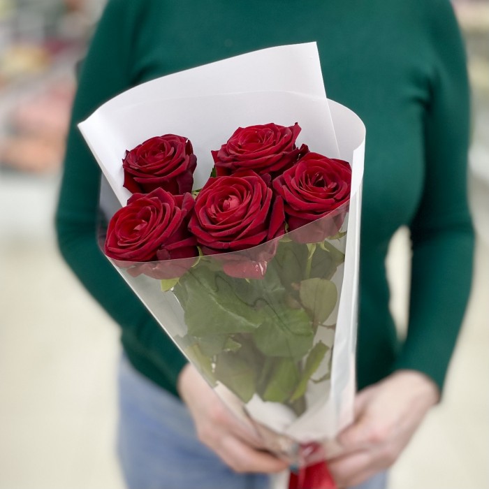5 красных ароматных роз в упаковке