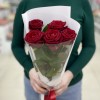 5 красных ароматных роз в упаковке