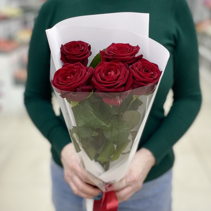 5 красных ароматных роз в упаковке