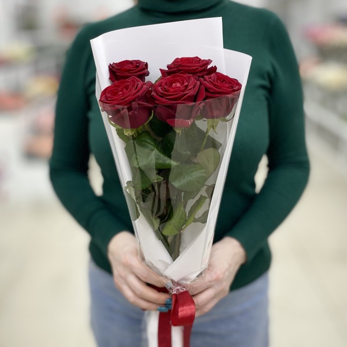5 красных ароматных роз в упаковке