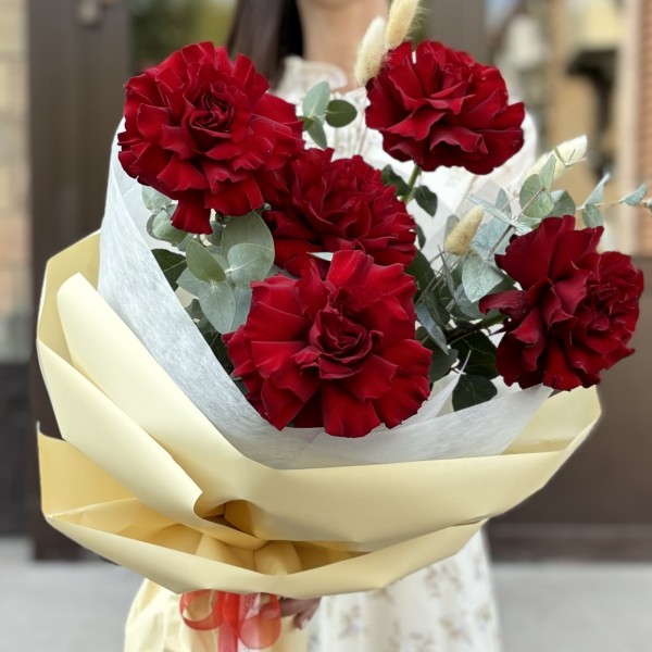 5 красных французских роз с эвкалиптом