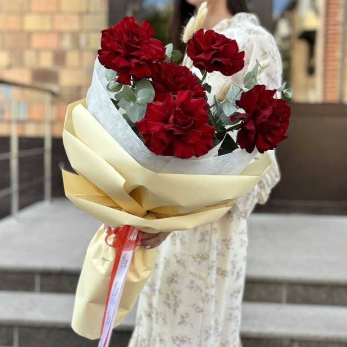 5 красных французских роз с эвкалиптом