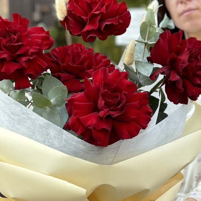 5 красных французских роз с эвкалиптом