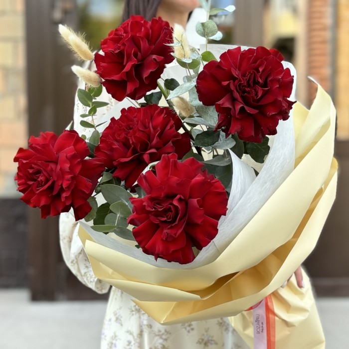 5 красных французских роз с эвкалиптом