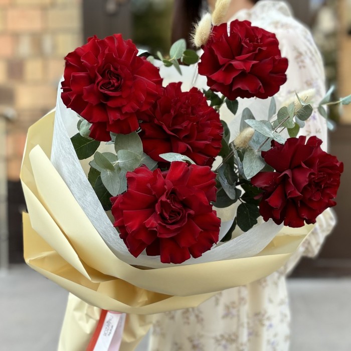 5 красных французских роз с эвкалиптом