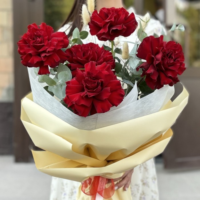 5 красных французских роз с эвкалиптом