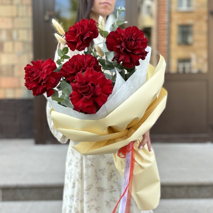 5 красных французских роз с эвкалиптом