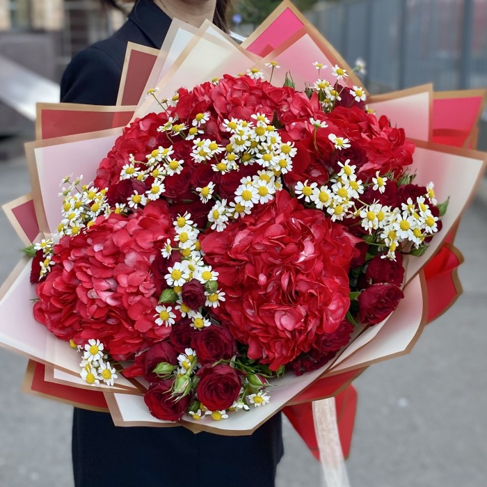 5 красных гортензий с кустовой розой