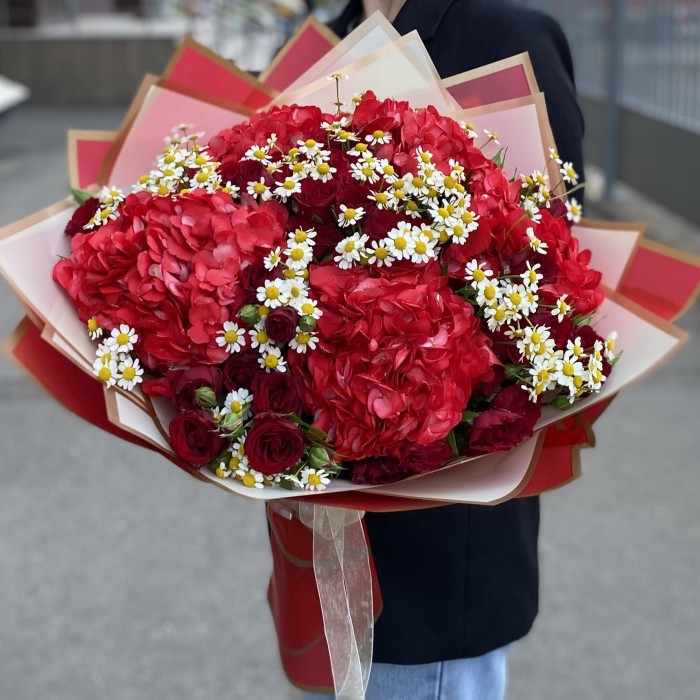 5 красных гортензий с кустовой розой