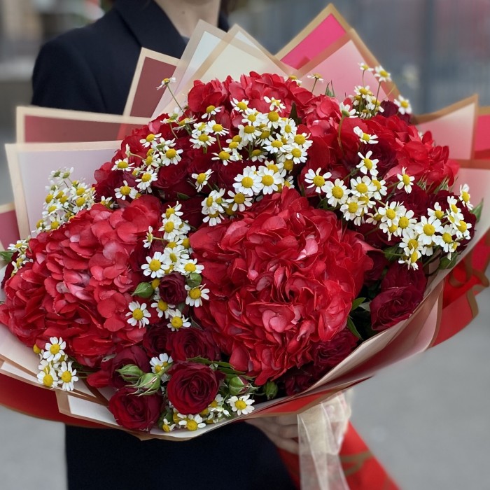 5 красных гортензий с кустовой розой