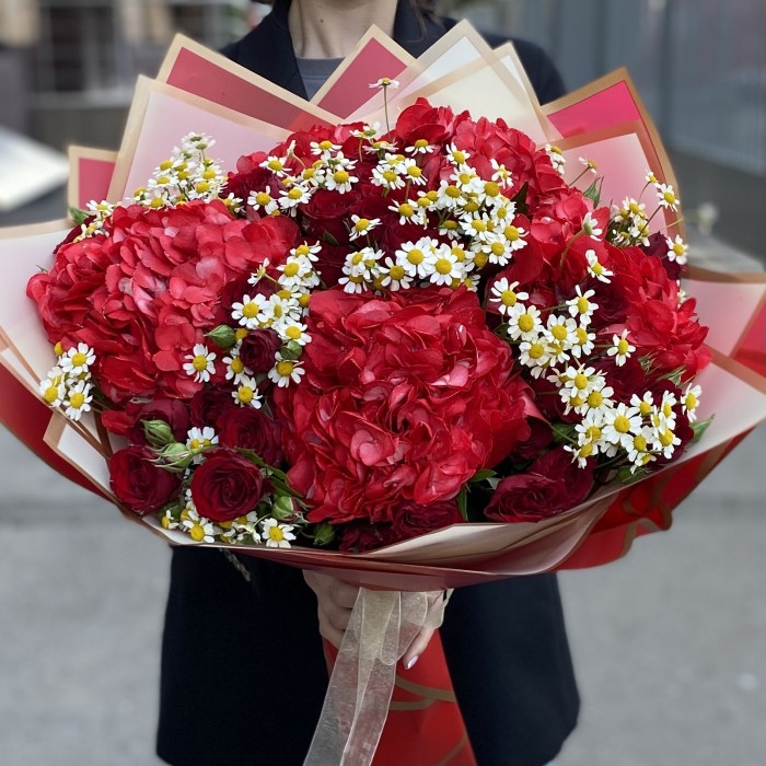 5 красных гортензий с кустовой розой