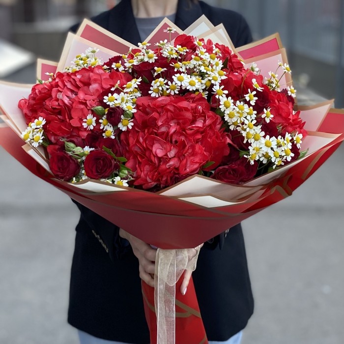 5 красных гортензий с кустовой розой