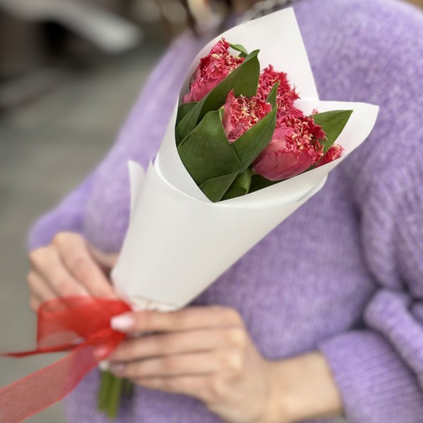 5 махровых красных тюльпанов Ля мур