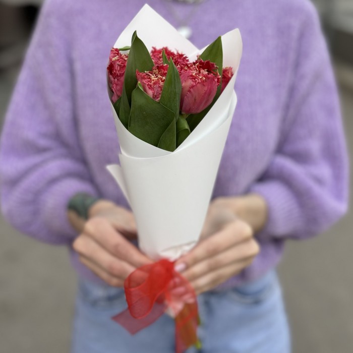 5 махровых красных тюльпанов Ля мур
