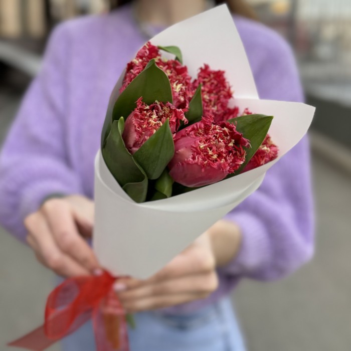 5 махровых красных тюльпанов Ля мур