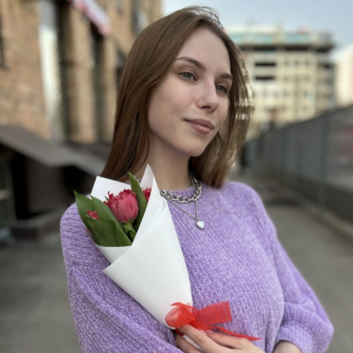 5 махровых красных тюльпанов Ля мур