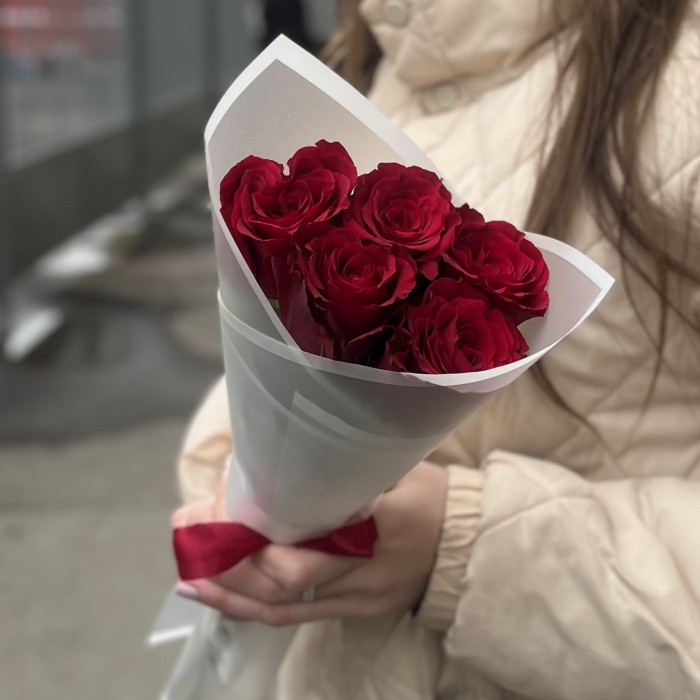 5 красных роз 40 см