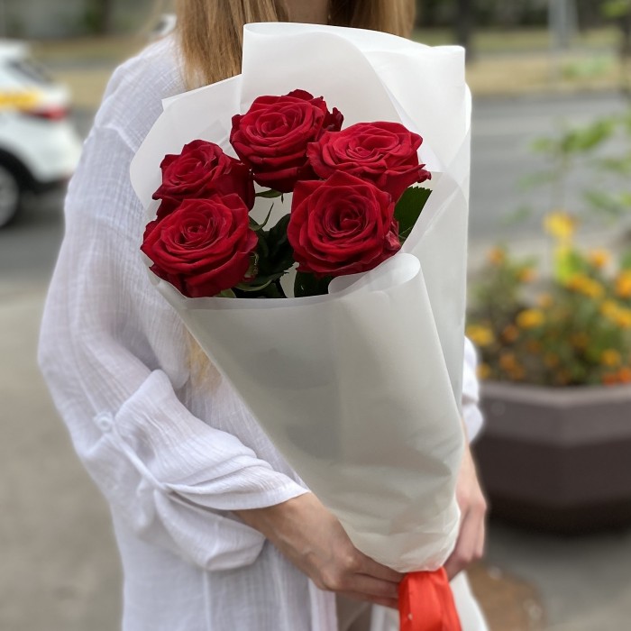 5 красных роз 70 см
