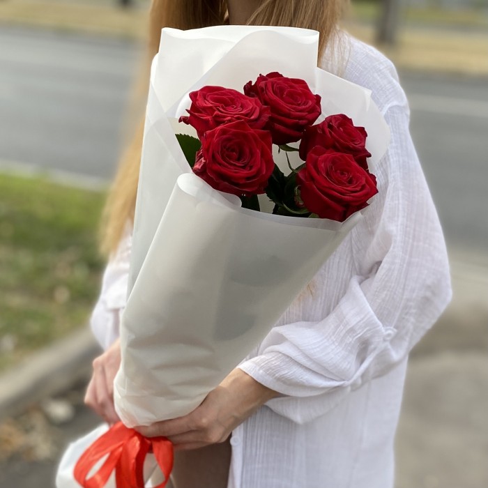5 красных роз 70 см