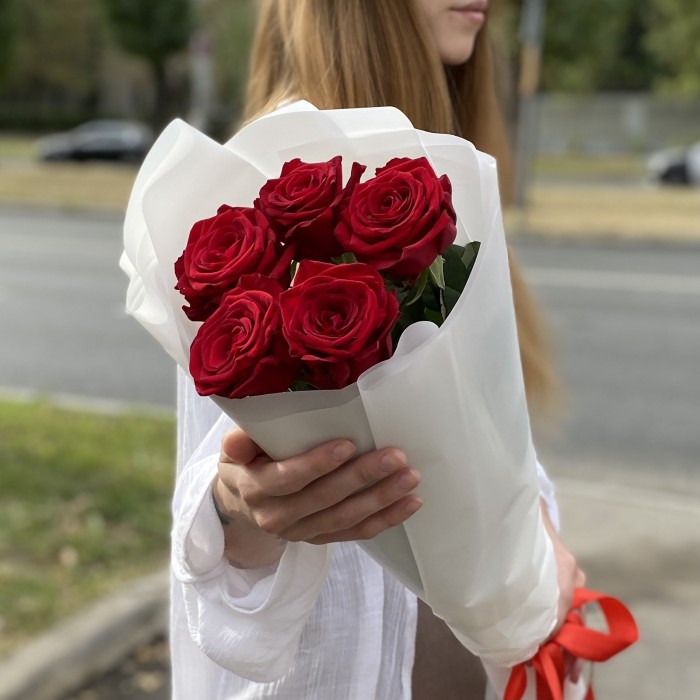 5 красных роз 70 см