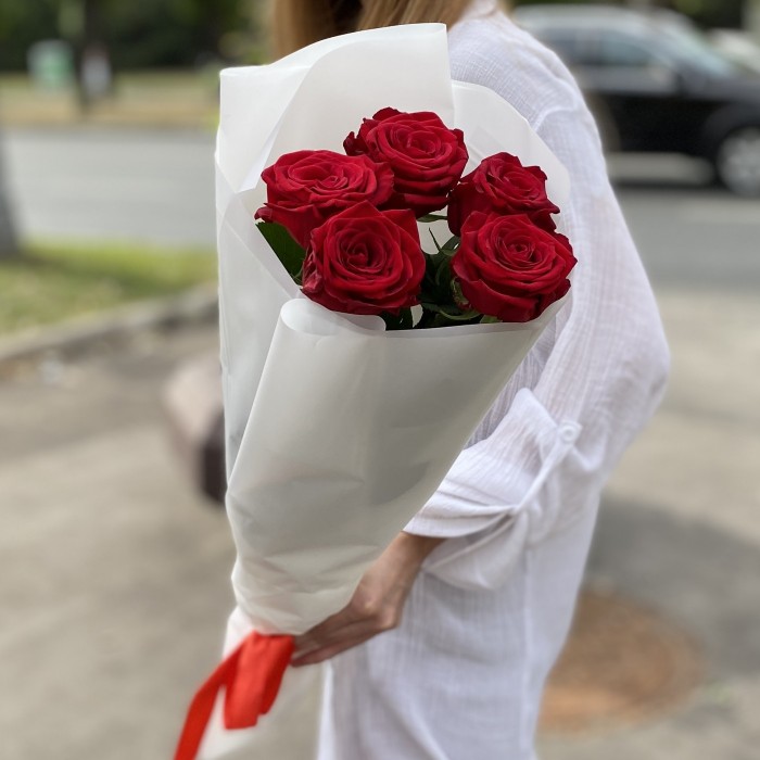 5 красных роз 70 см