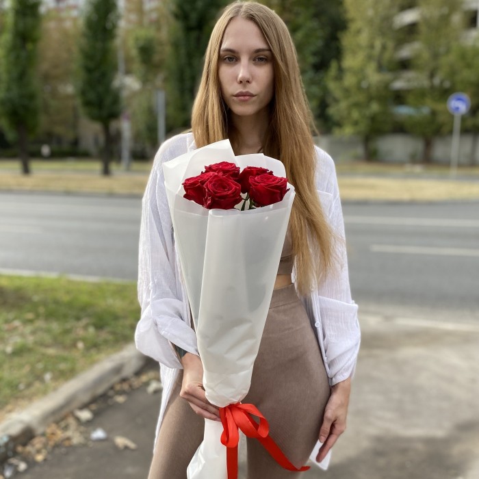 5 красных роз 70 см