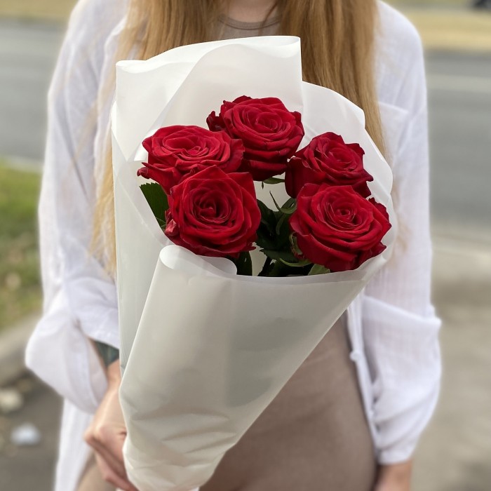 5 красных роз 70 см