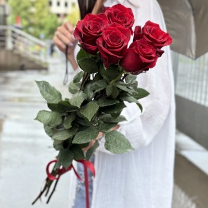 5 красных роз Эксплорер 80 см