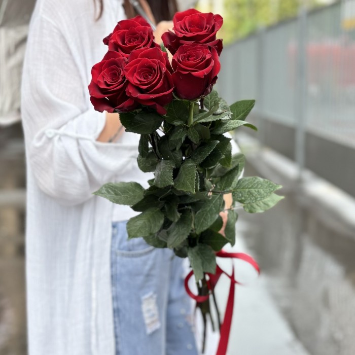 5 красных роз Эксплорер 80 см