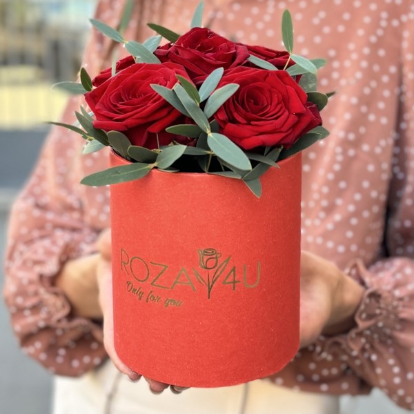 5 красных роз Ред Наоми в коробке