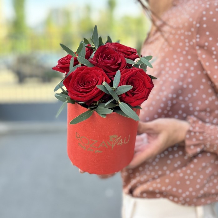 5 красных роз Ред Наоми в коробке