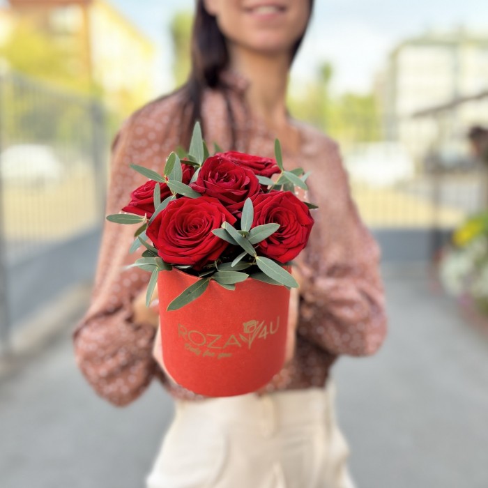 5 красных роз Ред Наоми в коробке