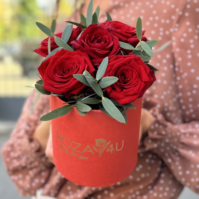 5 красных роз Ред Наоми в коробке