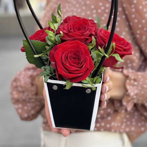 5 красных роз Ред Наоми в сумочке