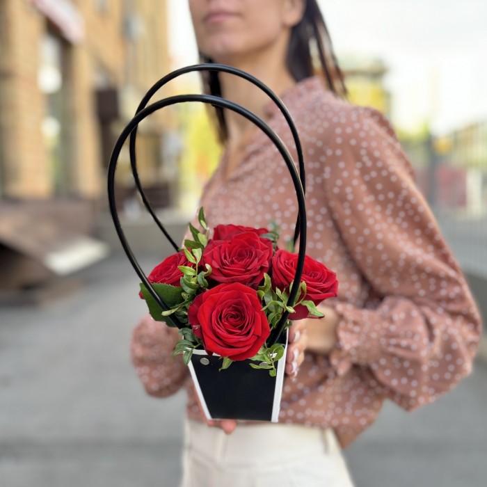 5 красных роз Ред Наоми в сумочке