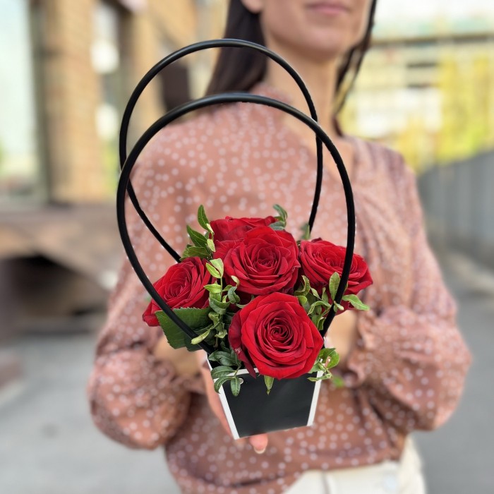 5 красных роз Ред Наоми в сумочке