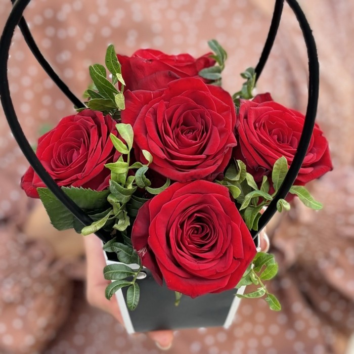 5 красных роз Ред Наоми в сумочке
