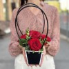 5 красных роз Ред Наоми в сумочке