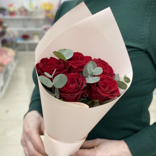 5 красных роз с эвкалиптом