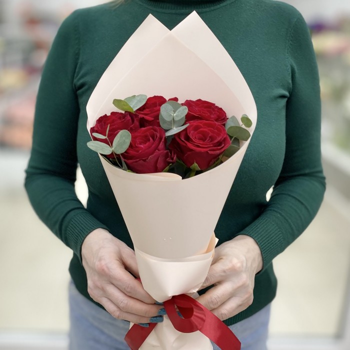 5 красных роз с эвкалиптом