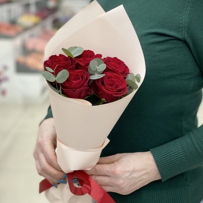 5 красных роз с эвкалиптом
