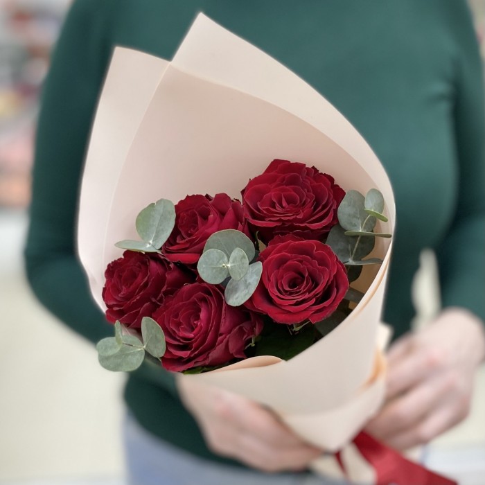 5 красных роз с эвкалиптом