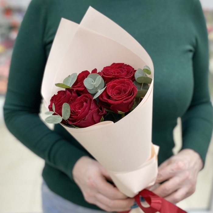 5 красных роз с эвкалиптом